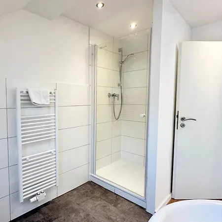 Suite-Apartment Zentral In Krefeld Mit Hohen Decken Extérieur photo